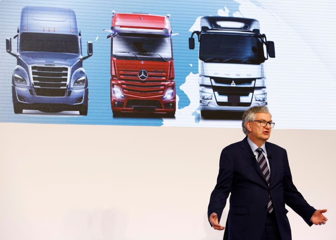 Giám đốc điều hành Daimler Truck, ông Martin Daum phát biểu tại cuộc họp báo chung ở Tokyo (Nhật Bản), ngày 30/5/2023. (Nguồn: Reuters/Ảnh chụp màn hình) Toyota và Daimler đạt thỏa thuận hợp tác sản xuất xe tải ở Nhật Bản ảnh 1