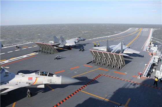 Máy bay chiến đấu trên tàu sân bay Liêu Ninh. (Nguồn: China Daily) Trung Quốc điều tàu sân bay Liêu Ninh tới Hong Kong ảnh 1