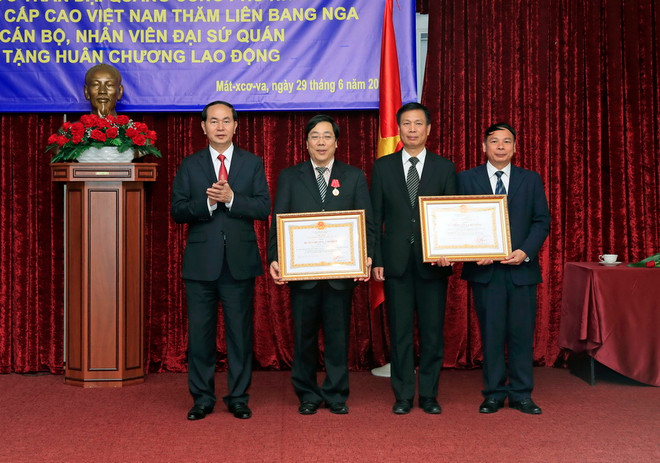 Chủ tịch nước thăm và nói chuyện ở Đại sứ quán Việt Nam tại Nga ảnh 1