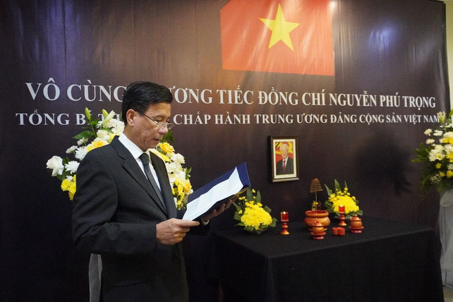 Đại sứ Tạ Văn Thông nêu bật những đóng góp và cống hiến to lớn của Tổng Bí thư Nguyễn Phú Trọng với sự nghiệp xây dựng và phát triển đất nước. (Ảnh: Đào Trang/TTXVN) dai su quan viet nam tai indonesia_le vieng tong bi thu 3.jpeg