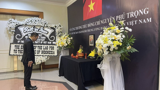 Đại sứ Lào tại Indonesia H.E. Khamfeuang Phanthaxay viếng Tổng Bí thư Nguyễn Phú Trọng. (Ảnh: Đào Trang/TTXVN) dai su quan viet nam tai indonesia_le vieng tong bi thu 2.jpeg