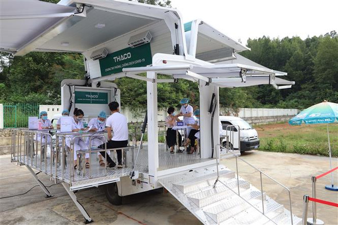 Tiêm vaccine phòng COVID-19 cho người dân trên xe tiêm chủng lưu động ở tỉnh Cao Bằng. (Ảnh: Chu Hiệu/TTXVN) Bảo đảm khả năng thu dung, điều trị của cơ sở khám chữa bệnh ảnh 1