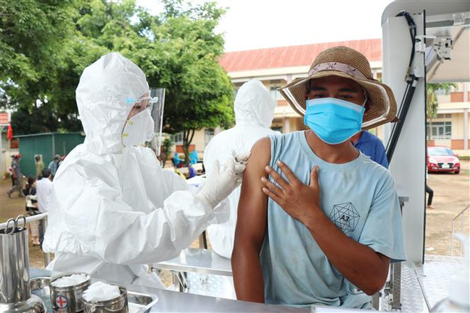 Tiêm vaccine phòng COVID-19 cho người dân ở Buôn Mê Thuột (Đắk Lắk). (Ảnh: TTXVN) Quỹ vaccine phòng COVID-19 đã nhận được 8.788,3 tỷ đồng ảnh 1