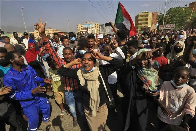 Người dân Sudan tuần hành phản đối cuộc đảo chính quân sự tại Khartoum, ngày 25/10/2021. (Ảnh: AFP/TTXVN) Sudan: Đụng độ gần trụ sở Bộ Quốc phòng, nhiều người bị thương ảnh 1
