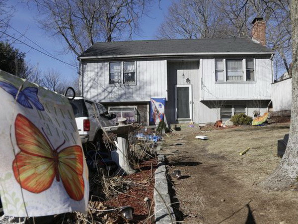 Hai em bé bị tử vong khi chui vào chơi trong thùng hàng ảnh 1