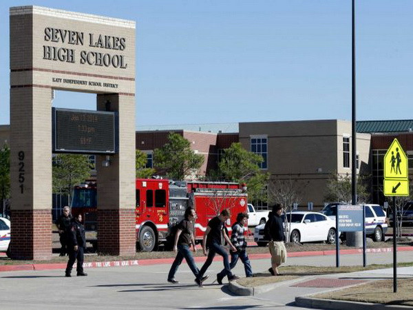 Trường trung học Mỹ sơ tán do tình nghi đánh bom ảnh 1