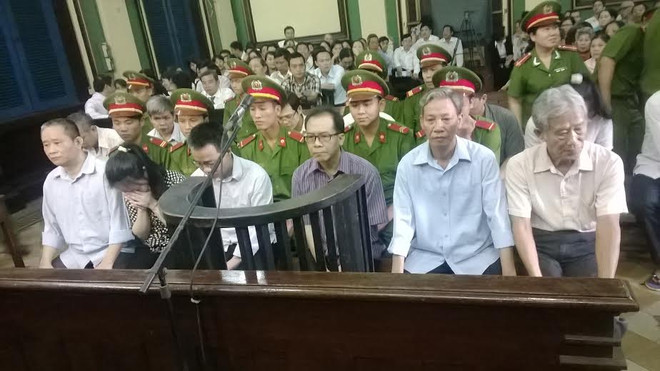 Các bị cáo tại phiên tòa. (Ảnh: Trần Xuân Tình/Vietnam+) Tuyên án vụ lừa đảo chiếm đoạt tài sản ở Agribank Tân Bình ảnh 1