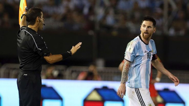 Messi bị treo giò 4 trận vì chửi trọng tài Chi tiết bất ngờ có thể giúp Messi kháng án treo giò 4 trận của FIFA ảnh 1