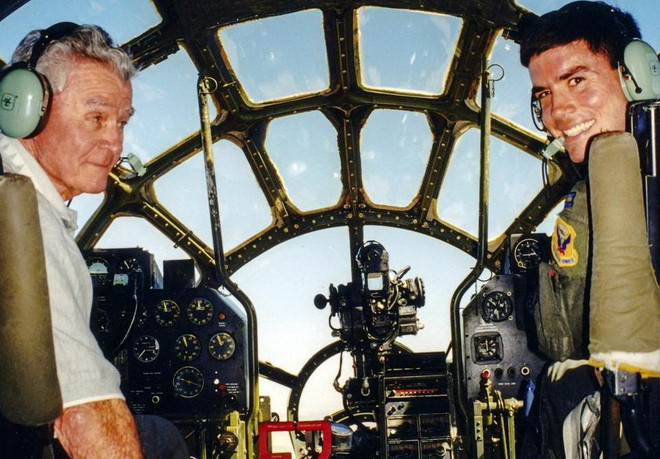 Tiết lộ của cháu trai người thả bom nguyên tử xuống Hiroshima ảnh 1