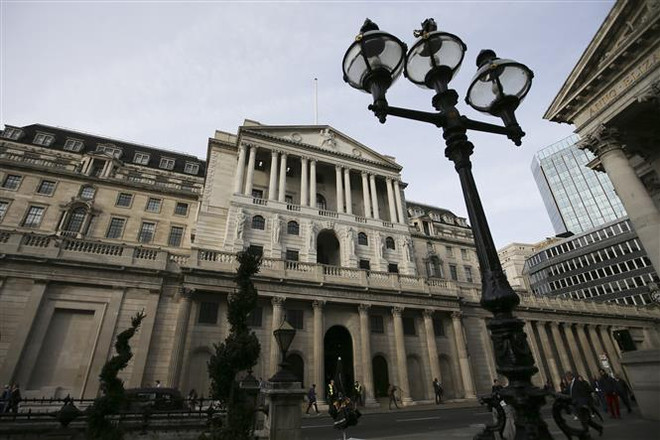 BoE dự kiến sẽ tiếp tục tăng lãi suất để đối phó với lạm phát. (Ảnh: AFP/TTXVN) BoE dự kiến tăng lãi suất thêm 0,5 điểm phần trăm trong tháng 12 ảnh 1