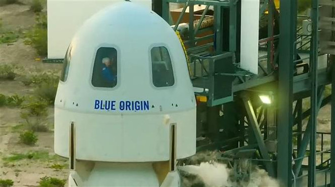 Tàu vũ trụ New Shepard của công ty Blue Origin tại Van Horn, Texas (Mỹ), ngày 20/7/2021. (Ảnh: AFP/TTXVN) Chuyến bay đưa hành khách lớn tuổi nhất vào vũ trụ kết thúc thành công ảnh 1