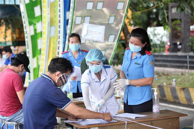 Khai báo y tế tại tỉnh Tây Ninh. (Ảnh: Thanh Tân/TTXVN) Tây Ninh tập trung xử lý ổ dịch COVID-19 tại công ty An Cố ảnh 1