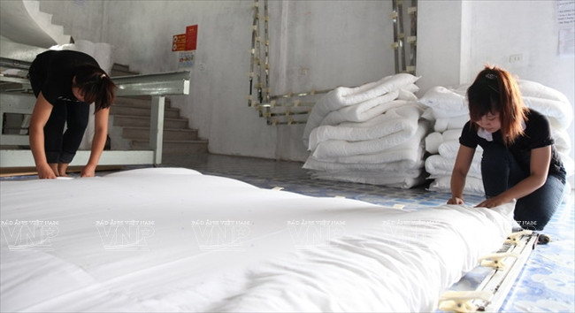 Theo chân những người thợ ở làng nghề bật bông Trát Cầu ảnh 5