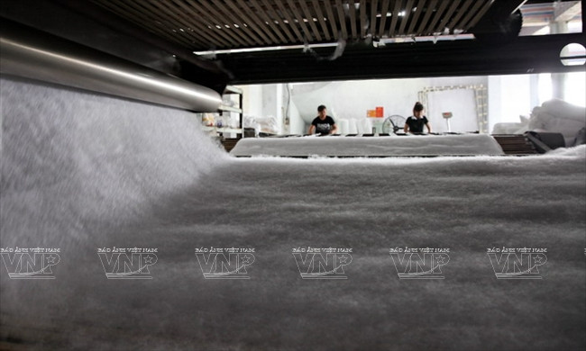 Theo chân những người thợ ở làng nghề bật bông Trát Cầu ảnh 4