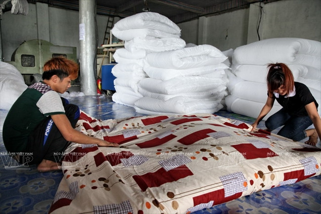 Theo chân những người thợ ở làng nghề bật bông Trát Cầu ảnh 11