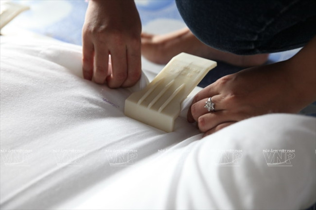 Theo chân những người thợ ở làng nghề bật bông Trát Cầu ảnh 6