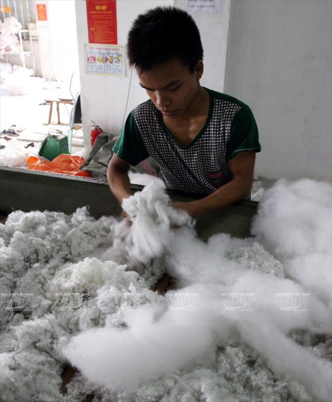 Theo chân những người thợ ở làng nghề bật bông Trát Cầu ảnh 2