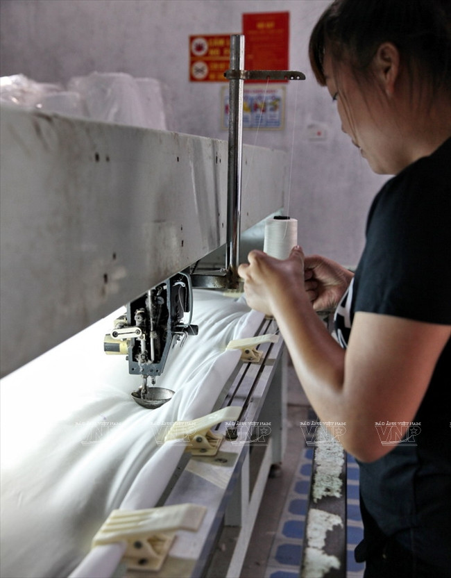 Theo chân những người thợ ở làng nghề bật bông Trát Cầu ảnh 8