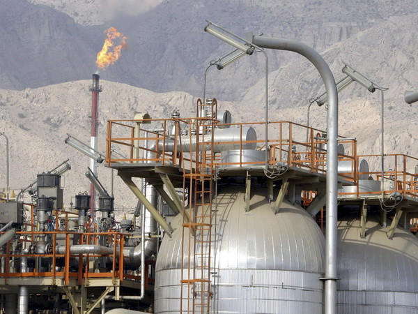 Đồng USD và sản lượng dầu của Iraq làm giá dầu giảm hơn 1% ảnh 1