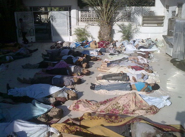 Các thi thể ở Daraya gần thủ đô Damascus tháng 8/2012. (Nguồn: AFP/TTXVN) SCJA thu thập tài liệu về tội ác chiến tranh tại Syria ảnh 1