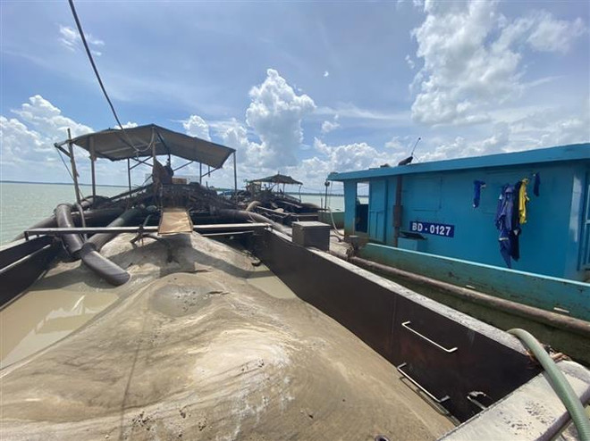 Tây Ninh: Bắt ba tàu khai thác cát trái phép ở lòng hồ Dầu Tiếng ảnh 2