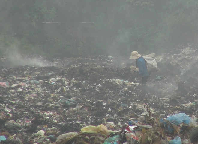 Quảng Bình: Cháy bãi rác, hàng trăm hộ dân ngập trong khói độc ảnh 1