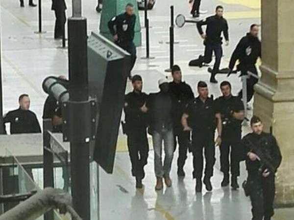 Cảnh sát Pháp bắt giữ một đối tượng cầm dao tại nhà ga ảnh 1