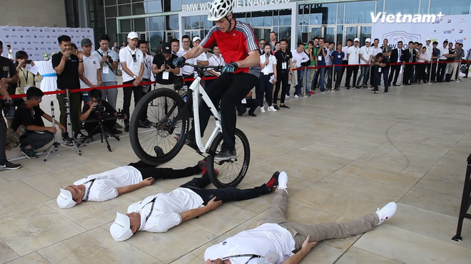 [Video] Thót tim với màn trình diễn xe đạp tại BMW World Vietnam 2016 ảnh 1