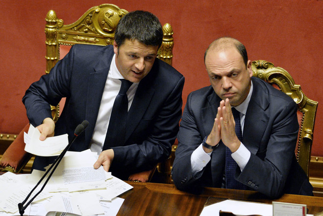 Thủ tướng Italy Matteo Renzi (trái) và Bộ trưởng Nội vụ Angelino Alfano tại phiên bỏ phiếu của Thượng viện ngày 24/2. (Nguồn: AFP/ TTXVN) Chính phủ Italy vượt qua bỏ phiếu về cải cách lao động ảnh 1