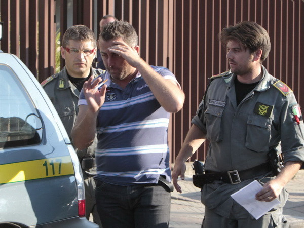 Cảnh sát Italy bắt giữ một đối tượng trong chiến dịch truy quét băng nhóm mafia khét tiếng 'Ndrangheta ở miền Nam. (Nguồn: AFP/TTXVN) Gia tăng các vụ đe dọa của mafia với chính quyền ở Italy ảnh 1