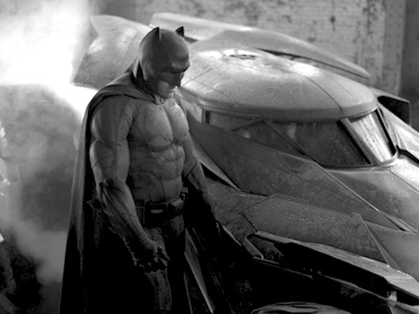 Tạo hình Batman và Batmobile. (Nguồn: ZackSnyder) Đạo diễn Snyder công bố hình ảnh Batman của Ben Affleck ảnh 1