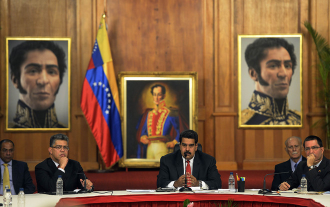 Tổng thống Nicolas Maduro (giữa) trong cuộc gặp với phe đối lập tháng 4/2014. (Nguồn: AFP/TTXVN) Phe đối lập Venezuela từ chối tiếp tục đối thoại chính phủ ảnh 1