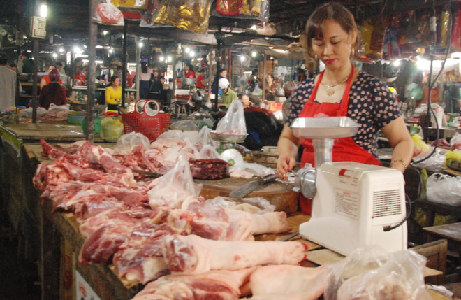 Quầy bán thịt lợn tại chợ Phường 5, thành phố Đông Hà (Quảng Trị). (Nguồn: TTXVN) Những giải pháp nào để bình ổn thị trường thịt lợn dịp cuối năm? ảnh 1