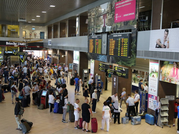 Nhân viên đình công ảnh hưởng tới nhiều chuyến bay ở Bucharest ảnh 1