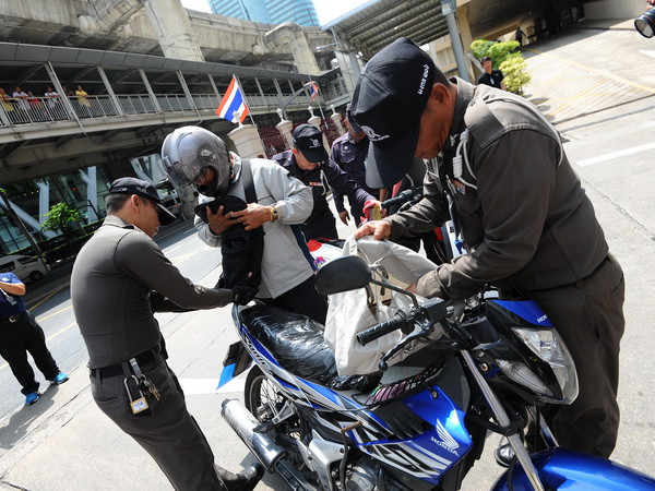 Nhà báo Anh đối mặt án tù giam tại Thái Lan vì sở hữu "vũ khí" ảnh 1