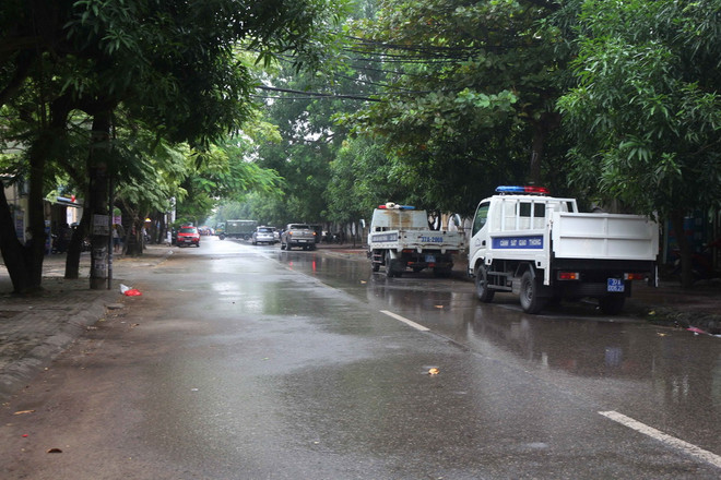 Nghệ An: Vây bắt đối tượng mang “hàng nóng” cố thủ trong nhà ảnh 2