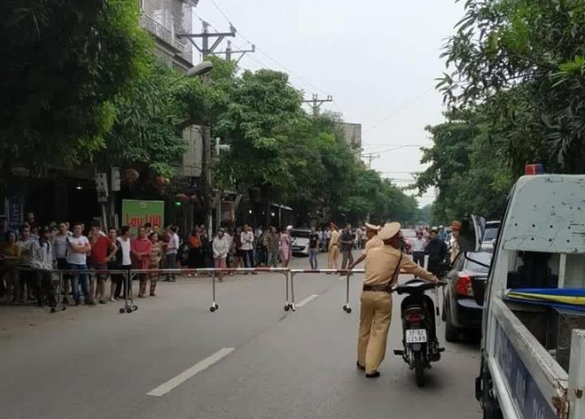 Nghệ An: Vây bắt đối tượng mang “hàng nóng” cố thủ trong nhà ảnh 1