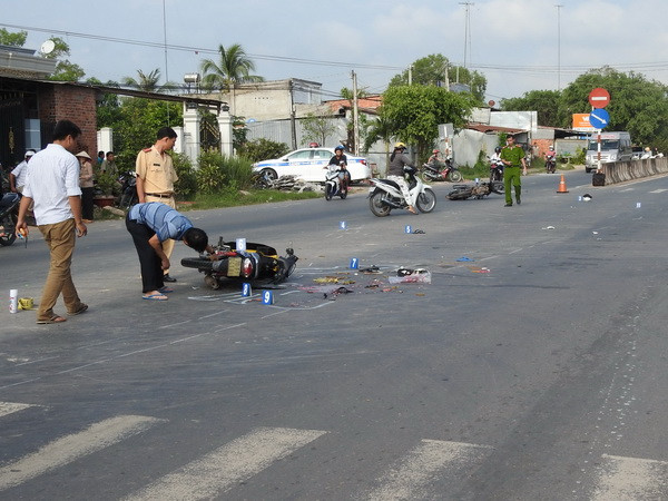 Xe máy va chạm do tránh 4 xe đạp dàn hàng, 2 người tử vong tại chỗ ảnh 1
