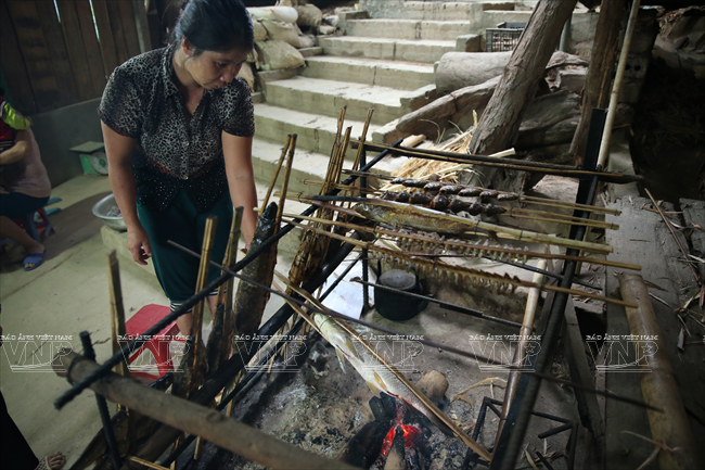 Thưởng thức món cá nướng tuyệt ngon từ sông Đà ảnh 2