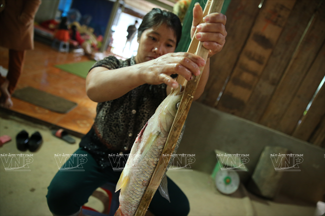 Thưởng thức món cá nướng tuyệt ngon từ sông Đà ảnh 1