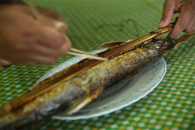 Thưởng thức món cá nướng tuyệt ngon từ sông Đà ảnh 4