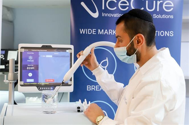 Một thiết bị điều trị ung thư của Israel. (Ảnh: Vũ Hội/TTXVN) Phương pháp điều trị mang hy vọng cho bệnh nhân ung thư vùng đầu cổ ảnh 1