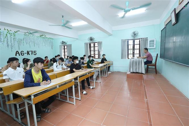 Lạng Sơn: Thầy cô đưa thí sinh vượt quãng đường ngập sâu đến điểm thi ảnh 2