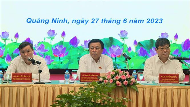 Lãnh đạo học viện chủ trì hội nghị. (Ảnh: Văn Đức/TTXVN) Báo chí có vị trí quan trọng với Học viện Chính trị Quốc gia HCM ảnh 1