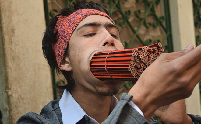 [Photo] Kinh ngạc trước cái "miệng không đáy" của chàng trai 18 tuổi ảnh 1