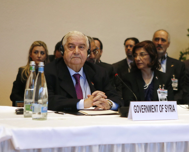 Ngoại trưởng đồng thời là Trưởng phái đoàn Syria Walid al-Moualem (trái) tại phiên khai mạc Hội nghị Geneva 2. (Nguồn: AFP/TTXVN) Các bên tại Syria bất đồng ngay khi Geneva 2 khai mạc ảnh 1