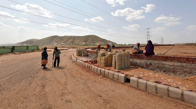 Ấn Độ sốc với vụ người say rượu ngã xuống hố rồi bị chôn sống ảnh 1