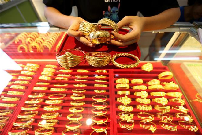 Vàng trang sức được bày bán tại một cửa hàng ở Yangon (Myanmar). (Ảnh: THX/TTXVN) Giá vàng châu Á ít biến động trước sự mạnh lên của đồng USD ảnh 1