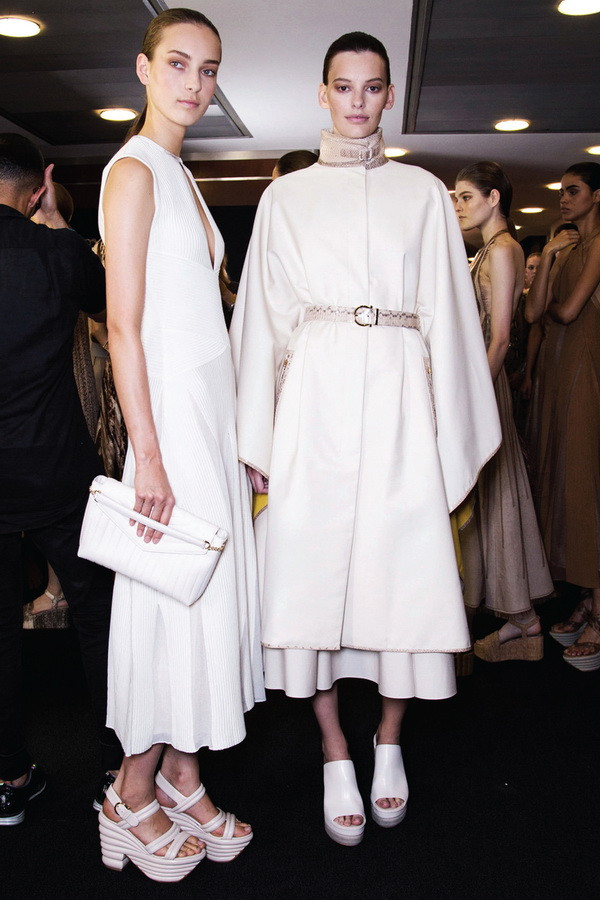 "Giày cầu vồng" tiếp tục gây bão ở làng thời trang thế giới ảnh 4