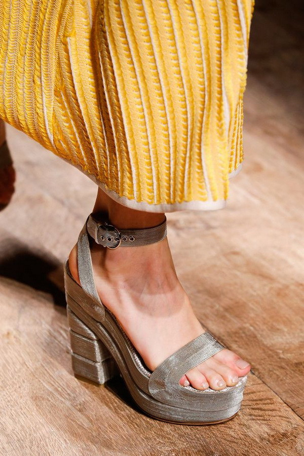 "Giày cầu vồng" tiếp tục gây bão ở làng thời trang thế giới ảnh 8